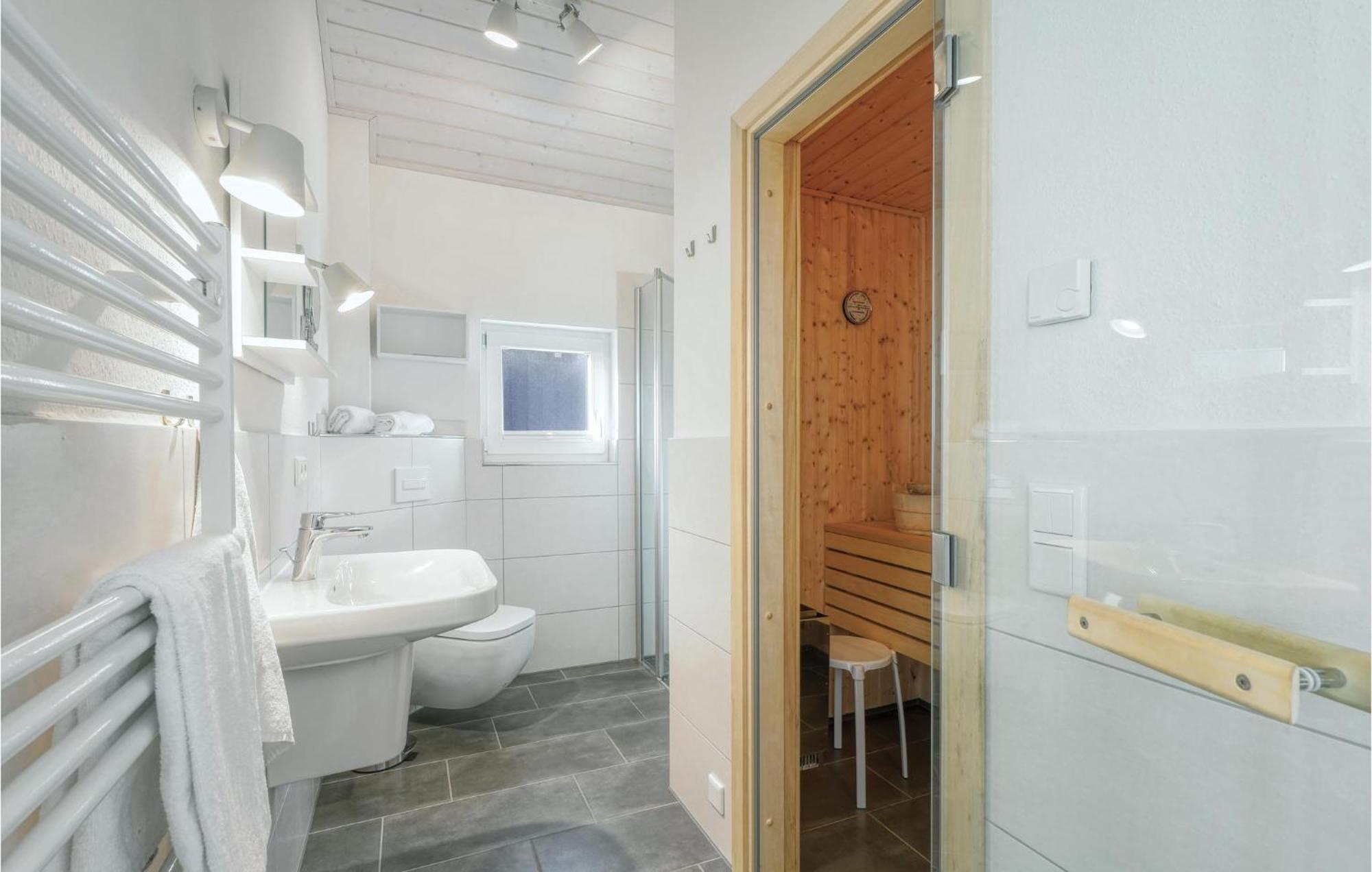 Stunning Home In Krems Ii-Warderbrueck With Wifi Gols Exteriér fotografie